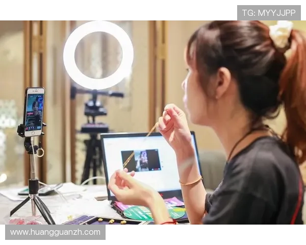 皇冠官方旗舰店直播间专业主播为您详细解读每款商品的独特魅力 皇冠官方旗舰店直播间专业主播为您详细解读每款商品的独特魅力